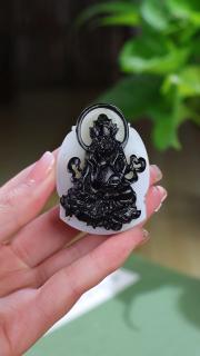 和田玉白玉黄财神挂件 黑皮 玉质油润细腻精工雕刻黄财神,神态威严端