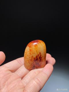 在历史与艺术的交汇处,这方老和田玉原石印章散发着独特魅力